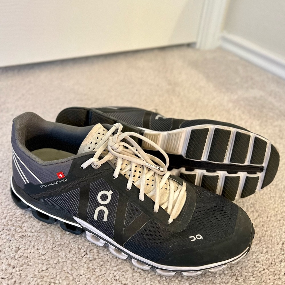 On Running- Cloudflow- Women’s size 9
